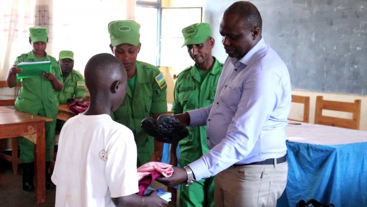 Kayonza: Urwego rwa DASSO rwasubije abana mu ishuri rubagenera ibikoresho by’ishuri