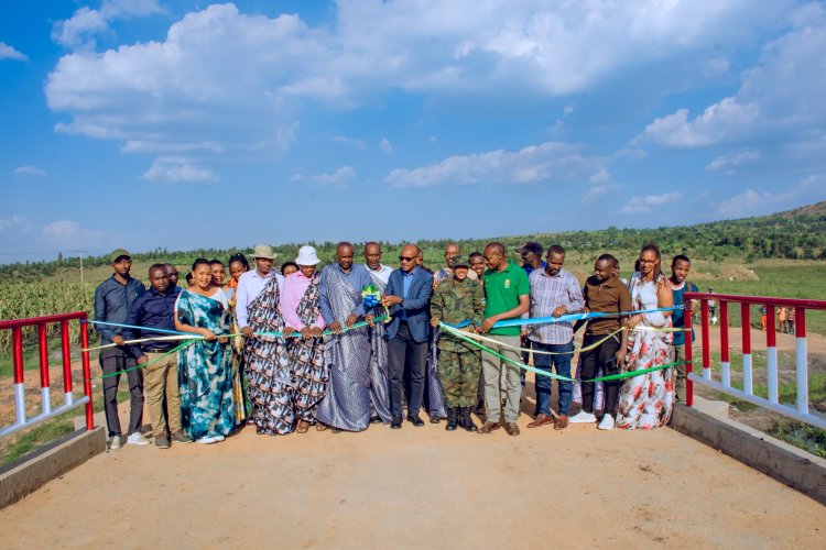 Nyagatare:Hatashye ikiraro kizarinda abaturage kwambuka bahetswe ku ntugu ndetse n'ibinyabiziga kurohama