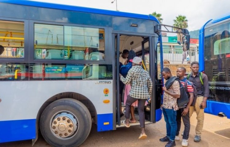 Ibiciro by'ingendo rusange n'ibya lisansi byatumbagiye imodoka nyinshi zihurira ku masitasiyo